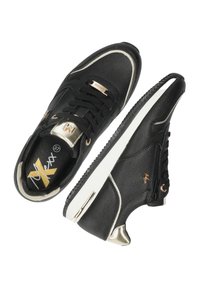 Czarne buty sportowe z teksturowanym materiałem górnym, złotymi akcentami, białą podeszwą i wyraźnymi sznurowadłami. Zawierają logo na języku i boku.