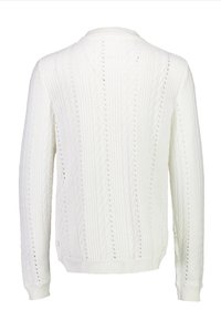 Biały sweter dziany z teksturowanym wzorem z pionowymi liniami i otwartymi ściegami, okrągłym dekoltem oraz ściągaczami na rękawach i dole.