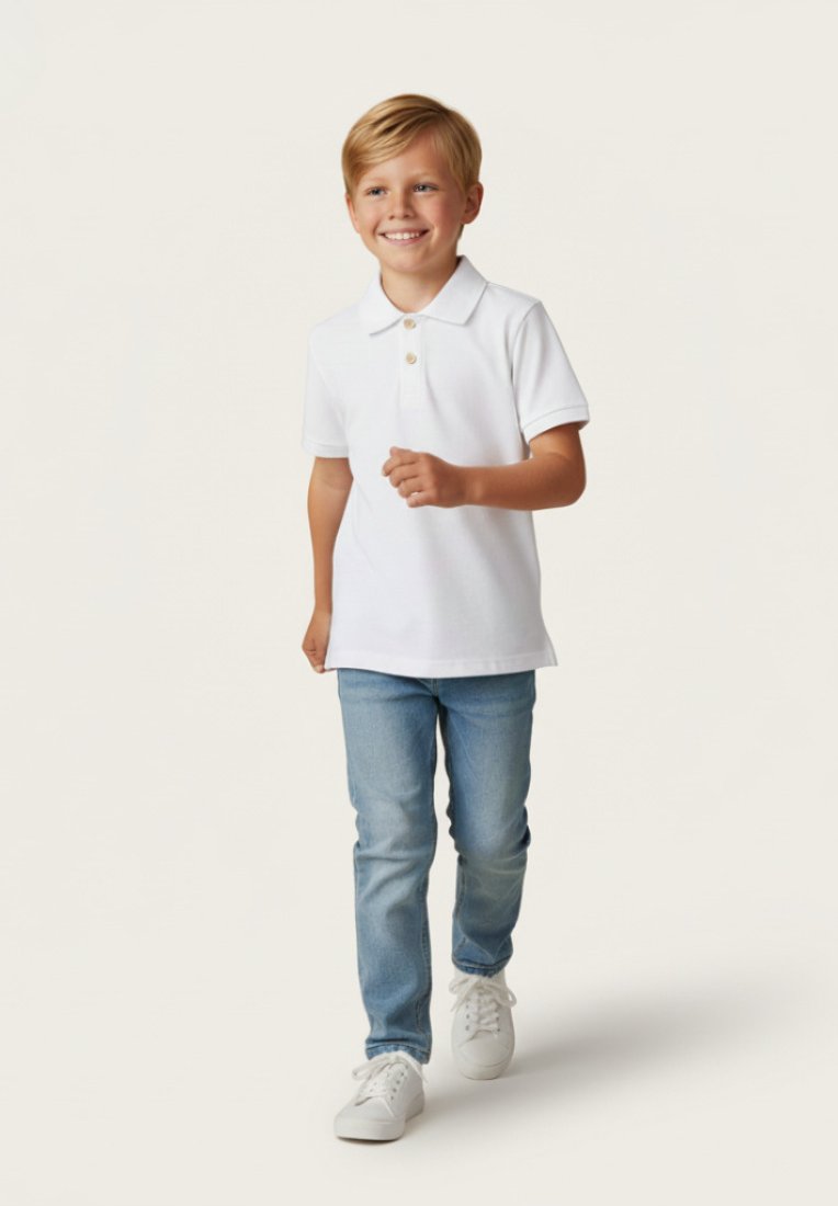 Biała koszulka polo z kołnierzykiem i detalem guzikowym, połączona z jasnoniebieskimi dżinsami i białymi sneakersami. Dziecko idzie.