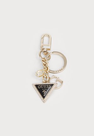 Portachiavi in tonalità oro con un ciondolo triangolare in smalto nero decorato con accenti di strass e la scritta "GUESS U.S.A.". Include una gemma a forma di goccia trasparente.