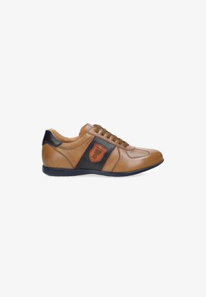 Chaussure montante pour homme en cuir tanné couleur sable avec panneau latéral noir et détail écusson marron, semelle basse noire et col rembourré.