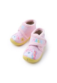 Pantofole di stoffa rosa con disegni di unicorni, suole in gomma gialla, bordi pelosi e una fascia in Velcro con la parola "MAGIA" stampata sopra.