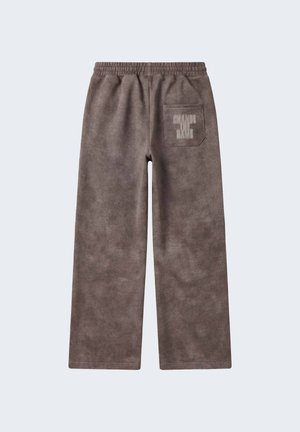 Pantalones marrones de pierna ancha con cintura elástica y un bolsillo trasero con el texto borroso "CAMBIA EL NOMBRE."