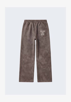 Pantalones marrones de pierna ancha con cintura elástica y un bolsillo trasero con el texto borroso "CAMBIA EL NOMBRE."