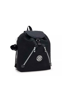 Sac à dos en toile noir avec une forme arrondie, un rabat supérieur et des zips en argent. Comprend un insigne de marque et un accessoire porte-clés en peluche.