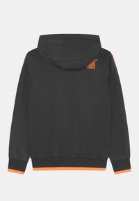 Černá kapuce s oranžovými pruhy na rukávech, žebrované manžety a lem, a oranžový text blízko levého ramene s nápisem "1982".