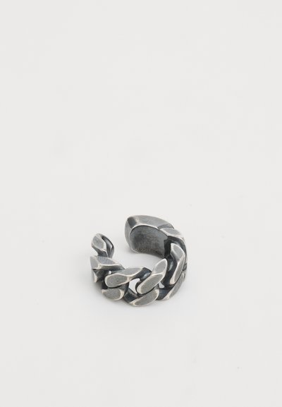 Bague en métal avec un design à maillons de chaîne, finition argentée mate, bords arrondis et surface texturée. Style ouvert.
