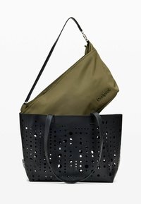 Schwarze perforierte Lederhandtasche mit zwei Griffen, die ein abnehmbares olivgrünes Reißverschlussfach enthält. Glatte Textur, modernes Design.