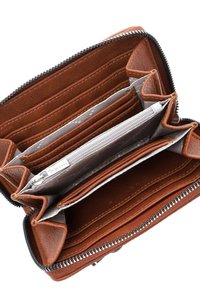 Portefeuille en cuir marron avec fermeture zippée, comportant plusieurs emplacements pour cartes, une fenêtre ID transparente et un compartiment central zippé pour les pièces.