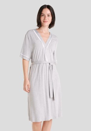 Bata gris hasta la rodilla con mangas cortas, escote en V, cintura ajustada y ribete blanco en contraste a lo largo del escote y las mangas. Tejido suave.