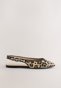 Spitz zulaufender, flacher Slingback-Schuh mit Leopardenmuster, schwarzem Rand und goldener Schnalle vor neutralem Hintergrund.