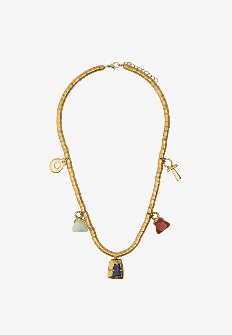 Złota naszyjnik z koralikowym wzorem, z zielonymi, czerwonymi i niebieskimi geometrycznymi zawieszkami oraz okrągłymi akcentami metalowymi.