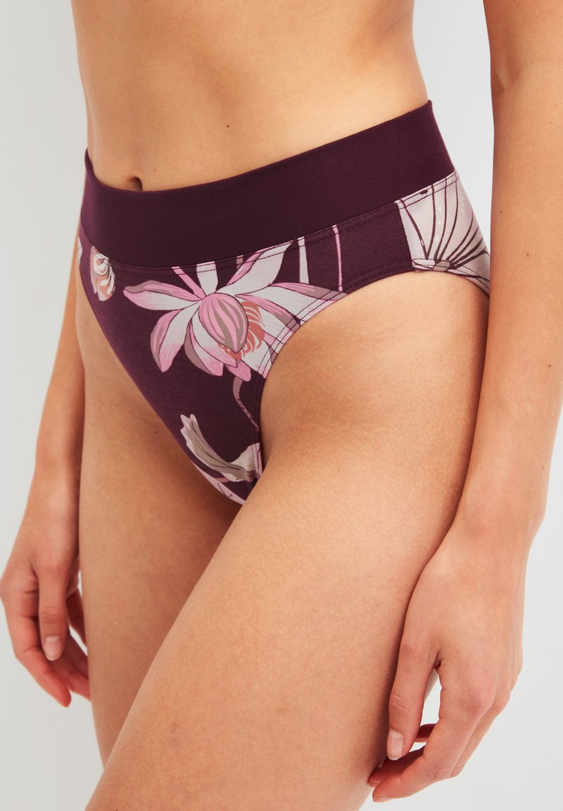 Hooggewaisted ondergoed met bloemmotief, met een donkerpaarse basis en lichtroze accenten, een zachte, rekbare tailleband en katoenen stof.
