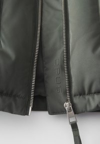 Giacca nera imbottita con una chiusura a zip ampia, caratterizzata da una texture liscia, dettagli cuciti e un logo in rilievo che recita "OPUS" sul tessuto.