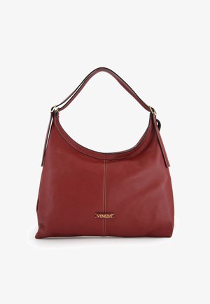 Rode leren hobo tas met een gladde textuur, een gebogen handvat, gouden logo-detail en contrasterende stiksels die verticaal langs de voorkant lopen.