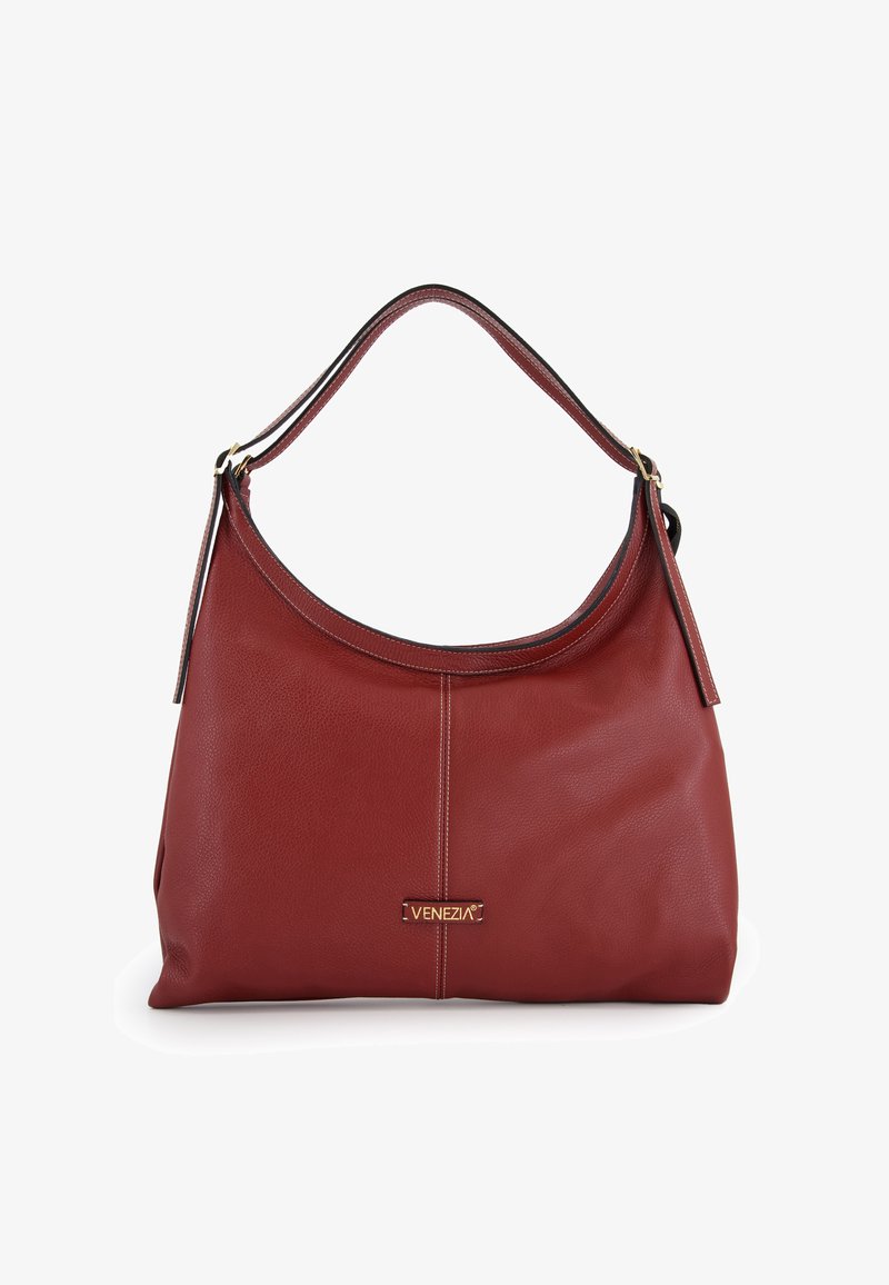 Rode leren hobo tas met een gladde textuur, een gebogen handvat, gouden logo-detail en contrasterende stiksels die verticaal langs de voorkant lopen.