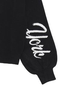 Maglione nero con maniche puff e polsini a coste, con lettering in strass bianchi che scrive "York" sulla manica sinistra.