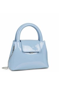 Borsa in pelle verniciata blu chiaro con forma strutturata, manici superiori arrotondati, chiusura a patta e una tracolla in catena argento.
