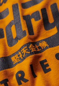 Superdry & Co RINGER WORKWEAR GRAPHIC - Camiseta estampada - heritage ochre brown eclipse navy