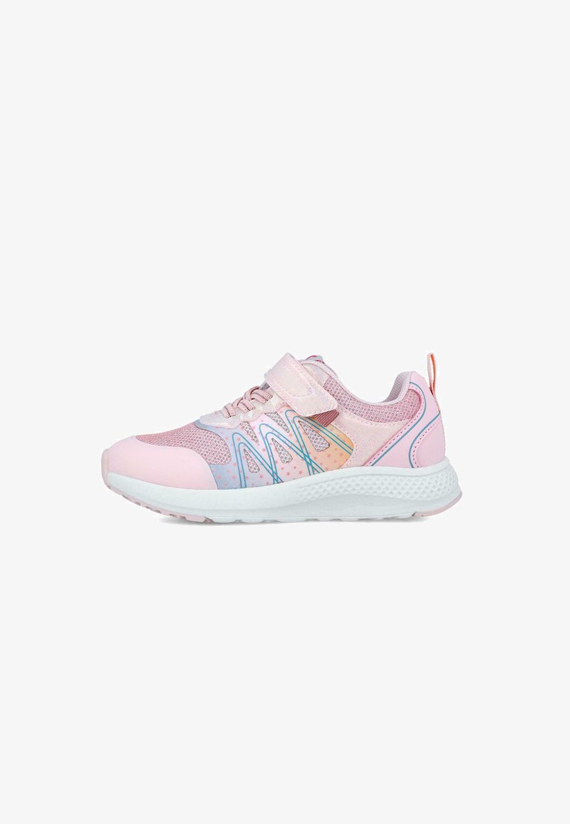 Zapatilla deportiva rosa con parte superior de malla, que presenta un diseño de olas colorido, correa de Velcro y suela de goma blanca con acentos texturizados.