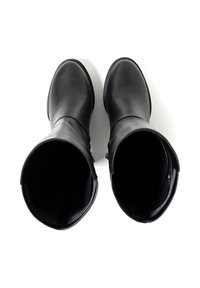 Stivali alti in pelle nera con punta rotonda, texture liscia e dettagli hardware minimal. Design con apertura nella parte superiore per una facile calzata.