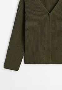Maglione a coste di un verde oliva, con maniche lunghe e scollo a V, mostrato frontalmente su uno sfondo bianco.