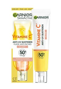 Fluide anti-UV quotidien à la vitamine C Garnier SkinActive, tube blanc avec accents oranges, accompagné d'un contenant jaune transparent, SPF 50+.