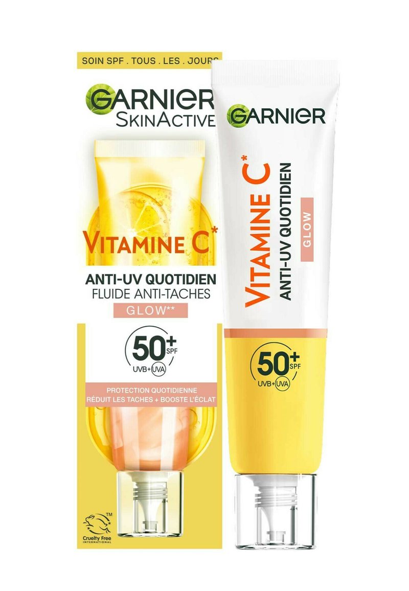 Fluide anti-UV quotidien à la vitamine C Garnier SkinActive, tube blanc avec accents oranges, accompagné d'un contenant jaune transparent, SPF 50+.
