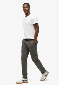 Superdry & Co CORE  - Cargobroek - charcoal