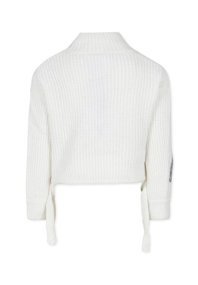 Maglione bianco corto con un motivo a costine, caratterizzato da un colletto alto e fascette sul fondo. Maniche lunghe con dettaglio a contrasto su un braccio.