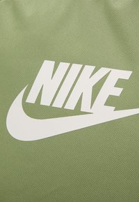 Nike Sportswear HERITAGE UNISEX - Mochila - alligator/alligator/phantom