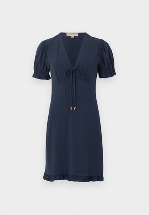 Robe bleu marine à manches courtes avec col en V, détail noué au niveau de la poitrine, manches bouffantes avec poignets élastiques et ourlet à volants.