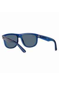 Occhiali da sole in plastica blu con lenti grigie, montatura rettangolare e eleganti dettagli neri sulle stecche. Presentano un design moderno con cerniere robuste.