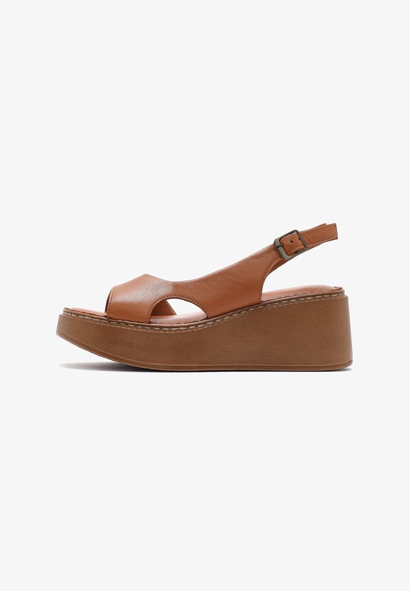 Sandale compensée en cuir marron avec plateforme, bout ouvert, côtés découpés, et bride de cheville ajustable avec boucle en métal, vue de profil.