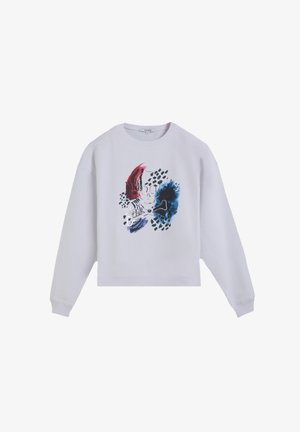 Sudadera blanca de manga larga con cuello redondo, que presenta un diseño abstracto y colorido de calavera y huesos cruzados en rojo, azul y negro en la parte delantera.