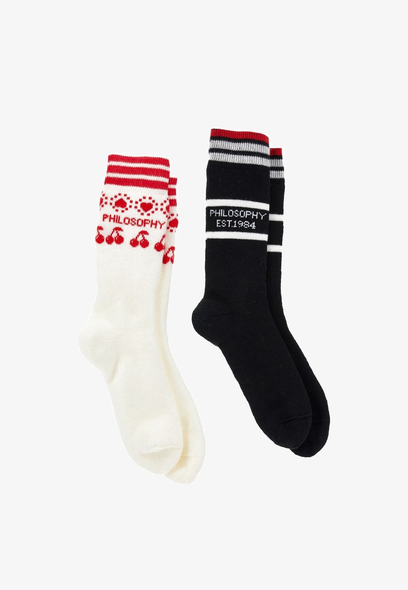 Due paia di calzini a crew, uno bianco con ciliegie rosse e cuori e il testo "PHILOSOPHY", l'altro nero con strisce bianche e rosse e "PHILOSOPHY EST. 1984".