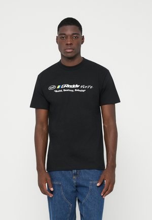 Schwarzes Baumwoll-T-Shirt mit kurzen Ärmeln, das auffälligen weißen und bunten Text auf der Vorderseite zeigt, vor einem schlichten Hintergrund.