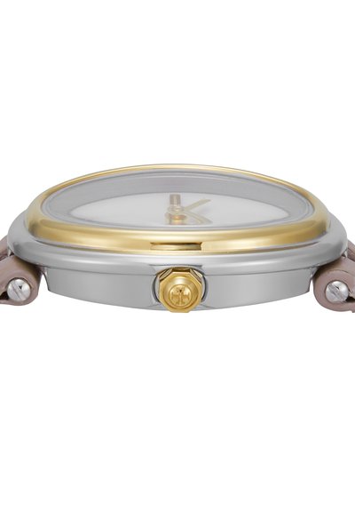 Reloj de pulsera de plata y oro vista lateral mostrando la corona con el logo y los extremos de la correa de cuero beige sobre un fondo blanco.