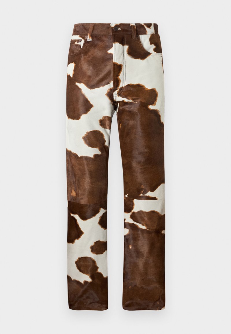 Lederhosen mit Kuhflecken in einem Mix aus Braun und Beige. Sie verfügen über eine lässige Passform, robustes Denim-Material und ein klassisches Fünf-Taschen-Design.