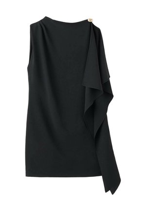 Rochie neagră fără mâneci, cu material drapat asimetric pe partea dreaptă, fixat de un singur nasture auriu la umăr.