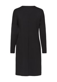 Czarna sukienka z długim rękawem, o prostym kroju, wykonana z miękkiego materiału, z zapięciem na suwak z tyłu oraz lekko opuszczonymi szwami ramion.