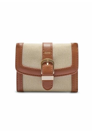 Beżowy portfel o fakturowanej powierzchni z brązową skórzaną lamówką i zapięciem na pasek z klamrą, kompaktowy i prostokątny, z widocznymi detalami przeszyć.