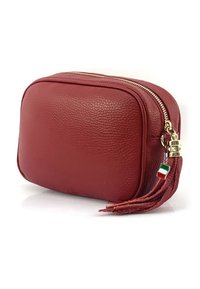 Rote Lederkosmetiktasche mit strukturierter Oberfläche, rechteckiger Form, goldenem Reißverschluss und einem Quastenakzent mit einem kleinen Charm in Form der italienischen Flagge.