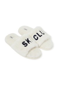 Pantofole a ciabatta bianche in peluche con una fascia larga con la scritta "SKI CLUB" in blu navy. Texture morbida, design a punta aperta e suola piatta per il massimo comfort.