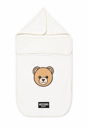 Sacco nanna bianco per neonati con cappuccio, con il volto sorridente di un orsetto marrone e una toppa con il logo Moschino Baby nella parte inferiore.