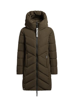 Olīvzaļš pūkains mētelis ar augstu apkakli, rāvējslēdzēju un chevron šuvju rakstu. Ar logo priekšpusē un divām sānu kabatām.