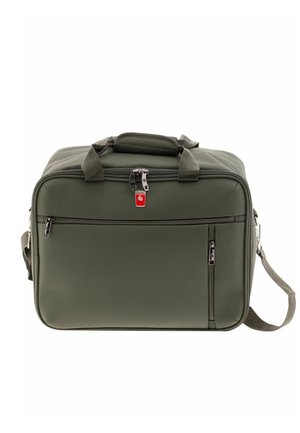 Bolsa de viaje rectangular de color verde oliva con compartimentos con cremallera, asa acolchada y correa para el hombro ajustable sobre un fondo blanco.