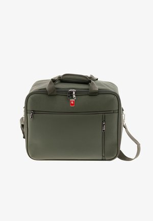 Bolsa de viaje rectangular de color verde oliva con compartimentos con cremallera, asa acolchada y correa para el hombro ajustable sobre un fondo blanco.