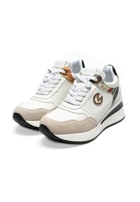 Sneakers bianchi in pelle con dettagli in suede beige, punta rotonda, suola nera spessa, lacci bianchi e un logo decorativo sul lato.