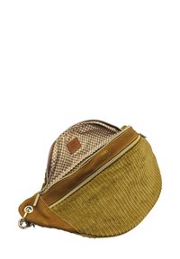Sac en velours côtelé jaune de forme arrondie, avec fermeture zippée et accents en daim beige. L'intérieur doublé présente un tissu à motif clair.